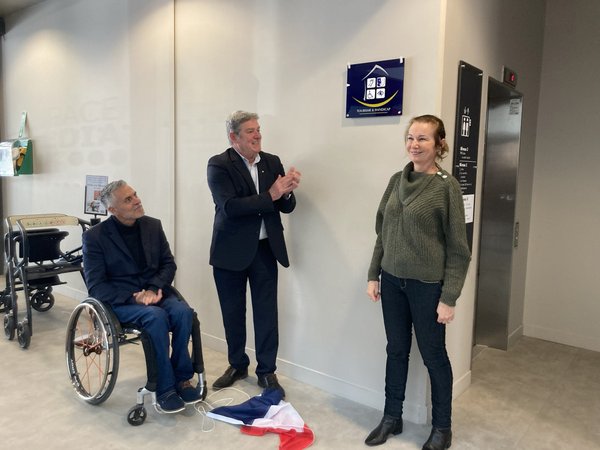 Remise officielle de la plaque du label d’État Tourisme & Handicap, pour les quatre familles de handicap (auditif, visuel, mental et moteur), 
